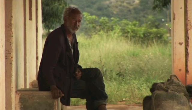 Cena do filme "Andarilho" de Cao Guimarães.